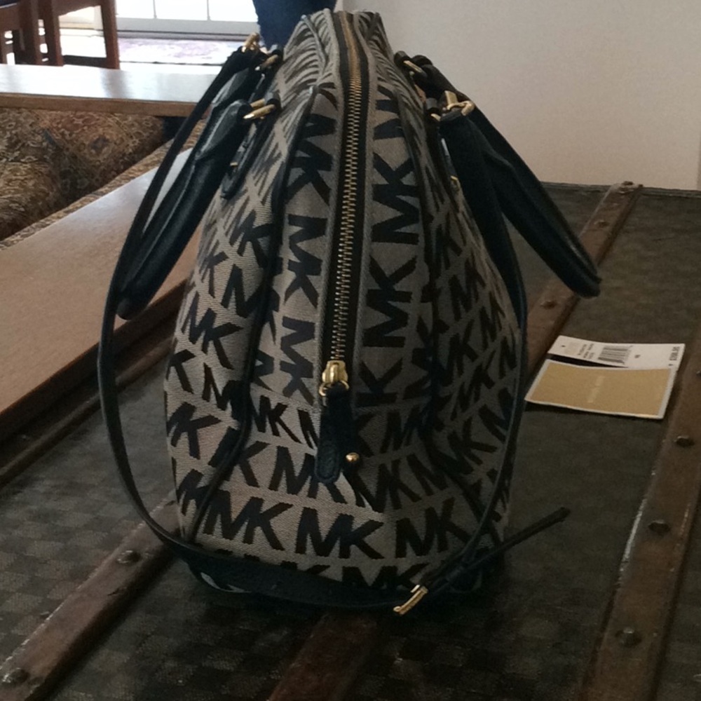 Michael Kors MK Signature Large Satchel - Picture 2 of 8